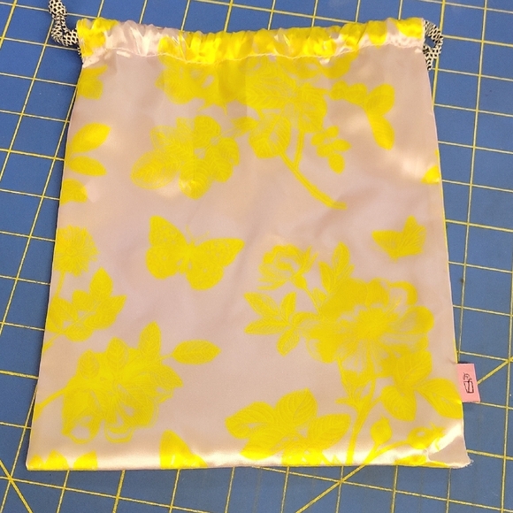 Felt's Fun Finds Handbags - Floral Yellow Drawstring 8"  x 10" Bag